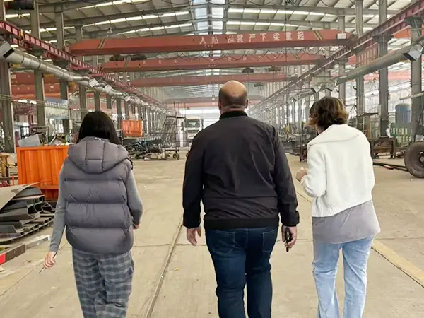 Witamy Algierskich klientów, aby odwiedzić warsztaty półprzewodnikowe z liską płaską przyczepami
