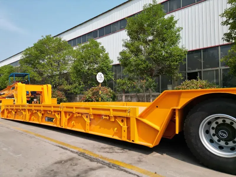Co sprawia, że ​​semi-trailer o niskim poziomie jest idealnym wyborem do efektywnego transportu ciężkiego sprzętu?