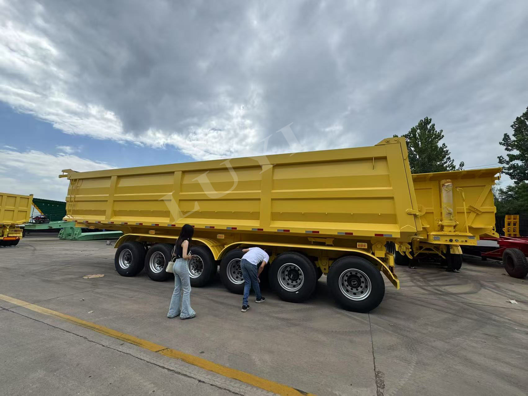 Klienci z Arabii Saudyjskiej przeprowadzają na miejscu kontrolę 30-metrowych cystern cementowo-cysternowych i sprawnie realizują zlecenie współpracy