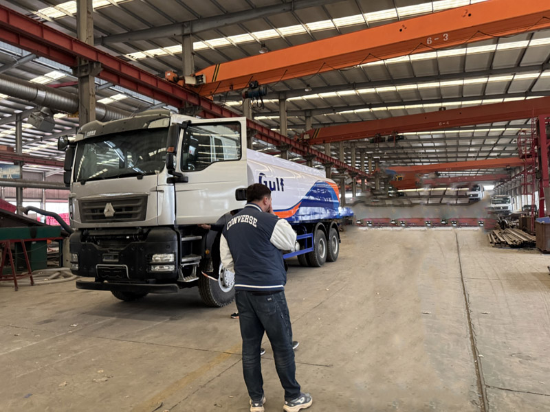 Fabryka Luyi wita klientów z Kirgistanu. Po kontroli na miejscu zakup cysterny na olej został pomyślnie sfinalizowany