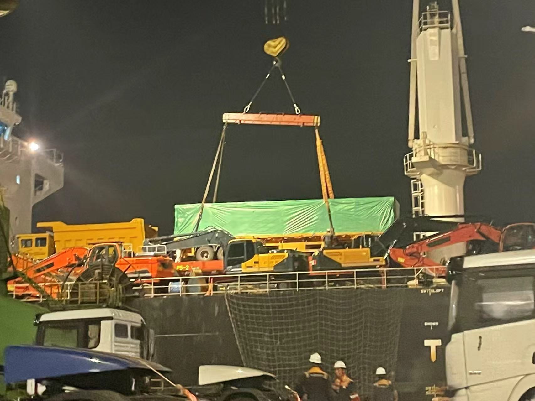 Wypłyń do Ghany! Trzy płaskie naczepy LuYi pomyślnie załadowano na statek