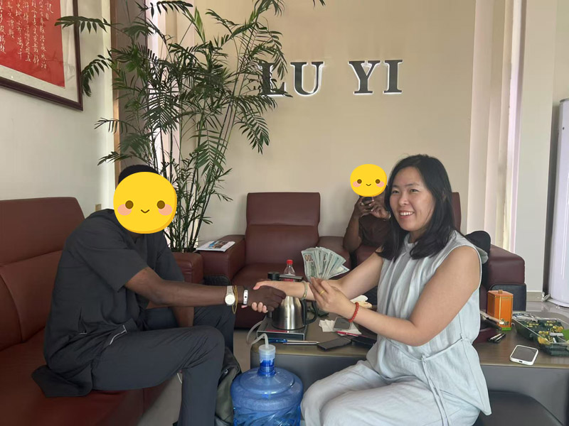 Klienci z Nigerii odwiedzili LuYi i podpisali umowę, inaugurując nowy rozdział we współpracy z naczepami.