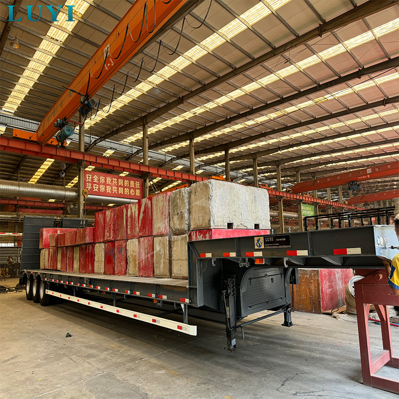 Klienci z Arabii Saudyjskiej przeprowadzają inspekcję na miejscu w fabryce Luyi i finalizują zakup 3-osiowych naczep burtowych