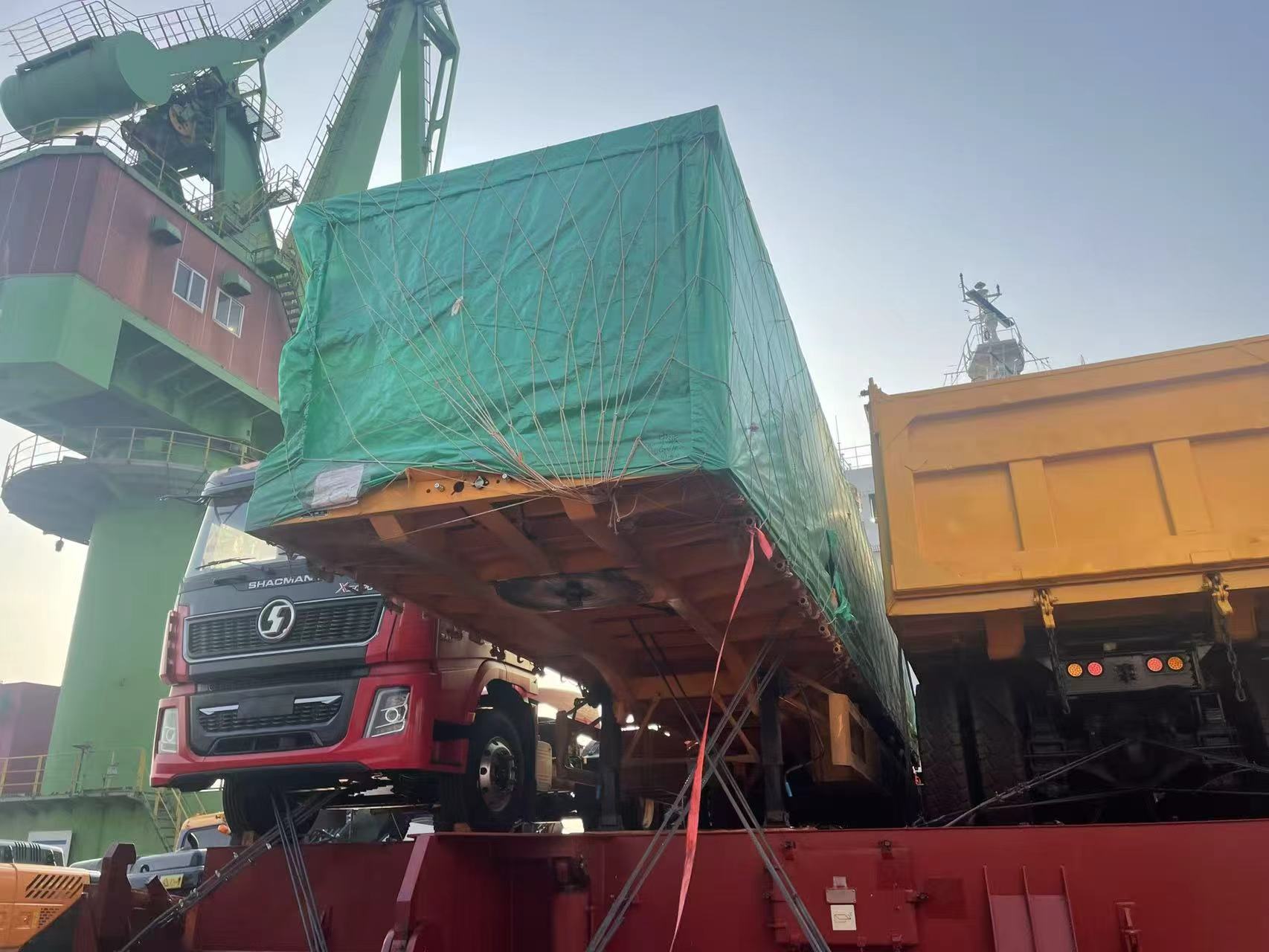 Nowe zlecenie transportu transgranicznego! 3-osiowa, 4-stopowa naczepa burtowa Luyi wypływa do Kazachstanu