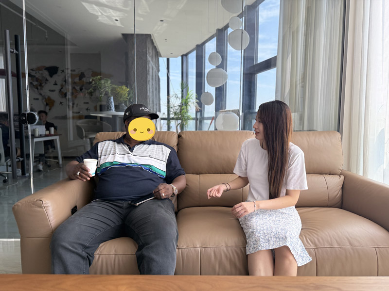 Klienci z Kirgistanu odwiedzają fabrykę Lu Yi i pomyślnie podpisują kontrakt na czteroosiowe naczepy burtowe