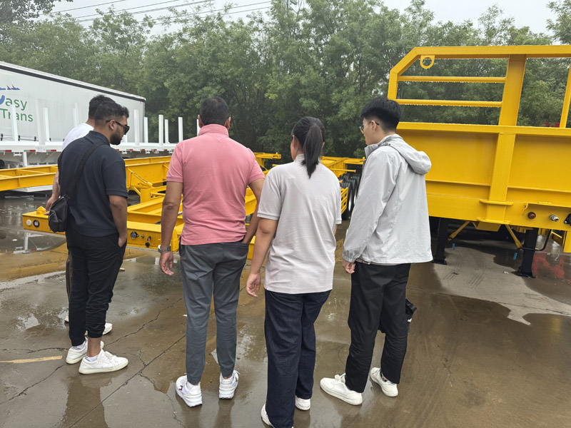 Fabryka Luyi przyjmuje kupców z Afryki Południowej, naczepy burtowe przyciągają chęć współpracy