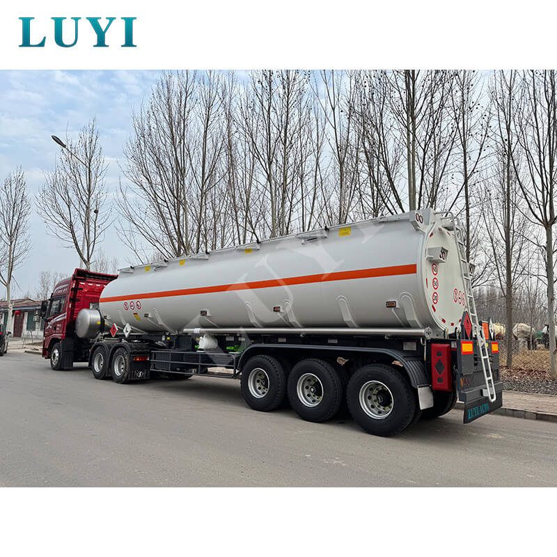 3-osiowa naczepa Luyi ze zbiornikiem na olej o pojemności 3000 litrów wysłana do Senegalu, wspomoże lokalny transport energii