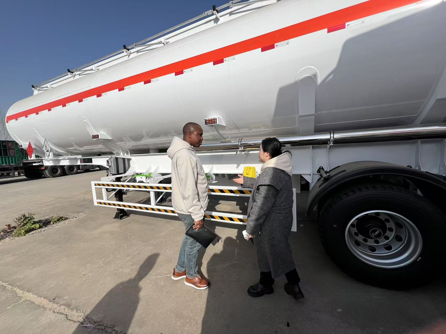 Klienci z Gwinei odwiedzają bazę produkcyjną LUYI i są świadkami produkcji naczep 40T z pierwszej ręki