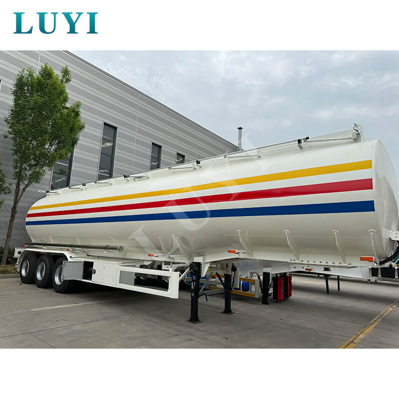 3-osiowa naczepa ze zbiornikiem oleju o pojemności 50 000 litrów i 7 przedziałach