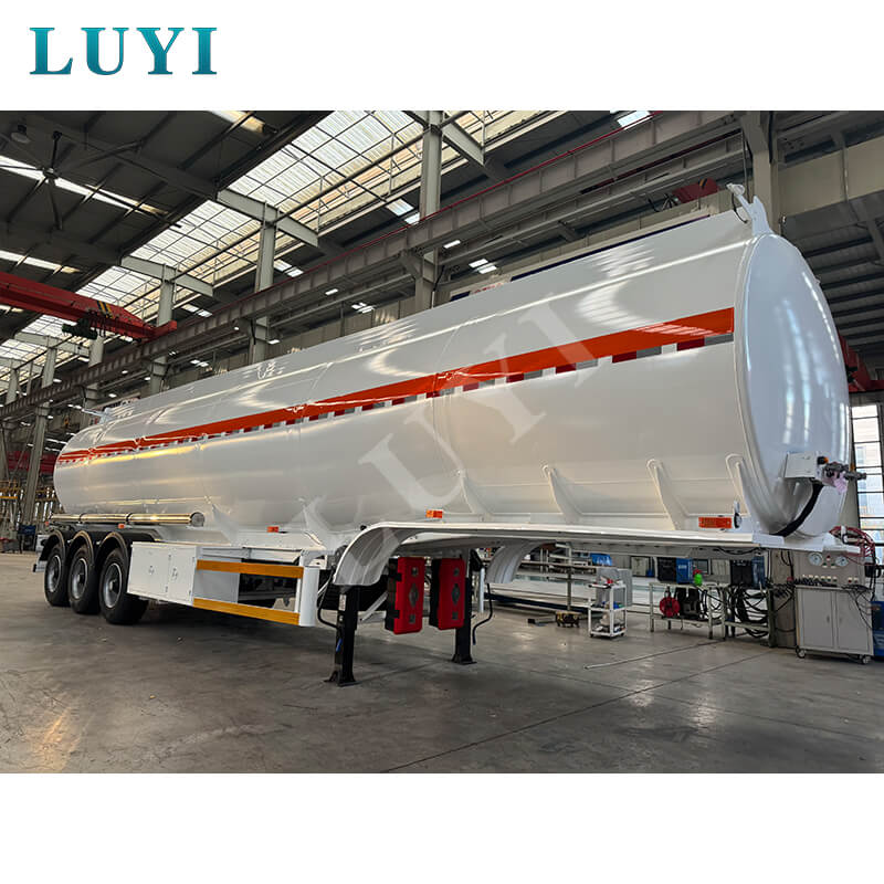 3-osiowa naczepa ze zbiornikiem oleju o pojemności 60 ton i pojemności 45 000 litrów ze stali węglowej 3-osiowa naczepa ze zbiornikiem oleju o pojemności 60 ton i pojemności 45 000 litrów ze stali węglowej