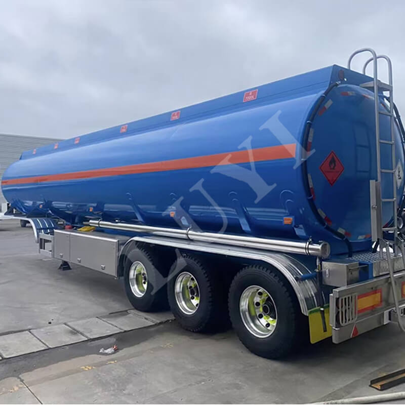 3-osiowa, 7-przedziałowa naczepa ze zbiornikiem oleju o pojemności 40 000 litrów