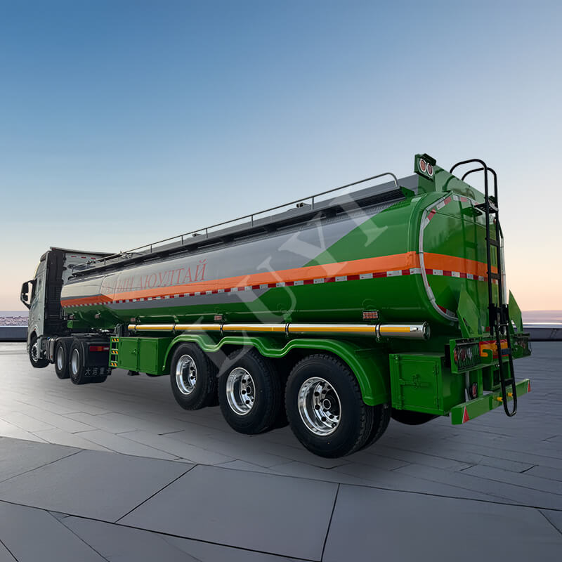 40 metrów sześciennych 45 metrów sześciennych 3-osiowa przyczepa-zbiornik na olej