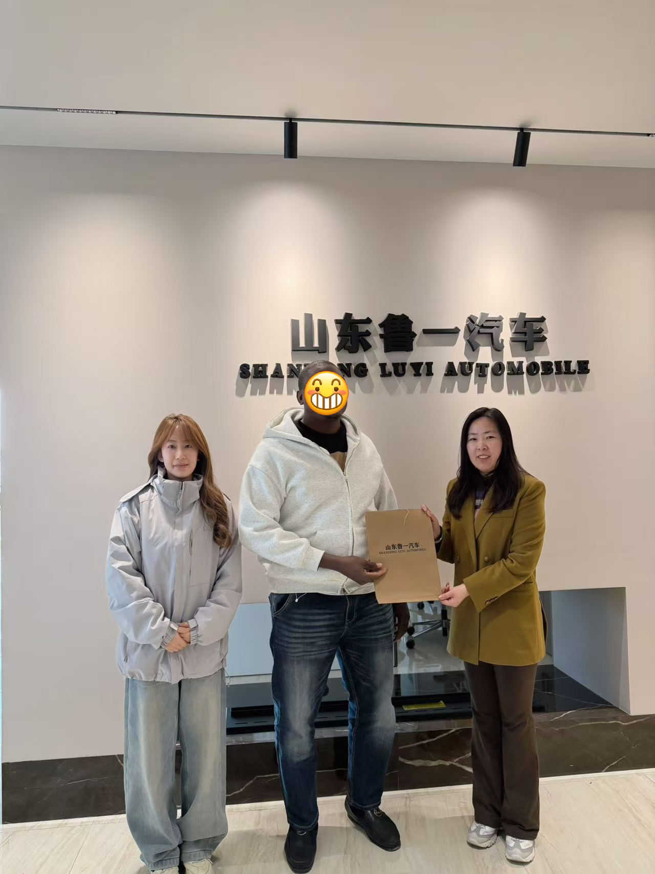 Od wizyty w fabryce do potwierdzenia zamówienia: jak firma Luyi Auto zdobyła zaufanie klienta z Wybrzeża Kości Słoniowej na zakup 4 ciężkich wywrotek