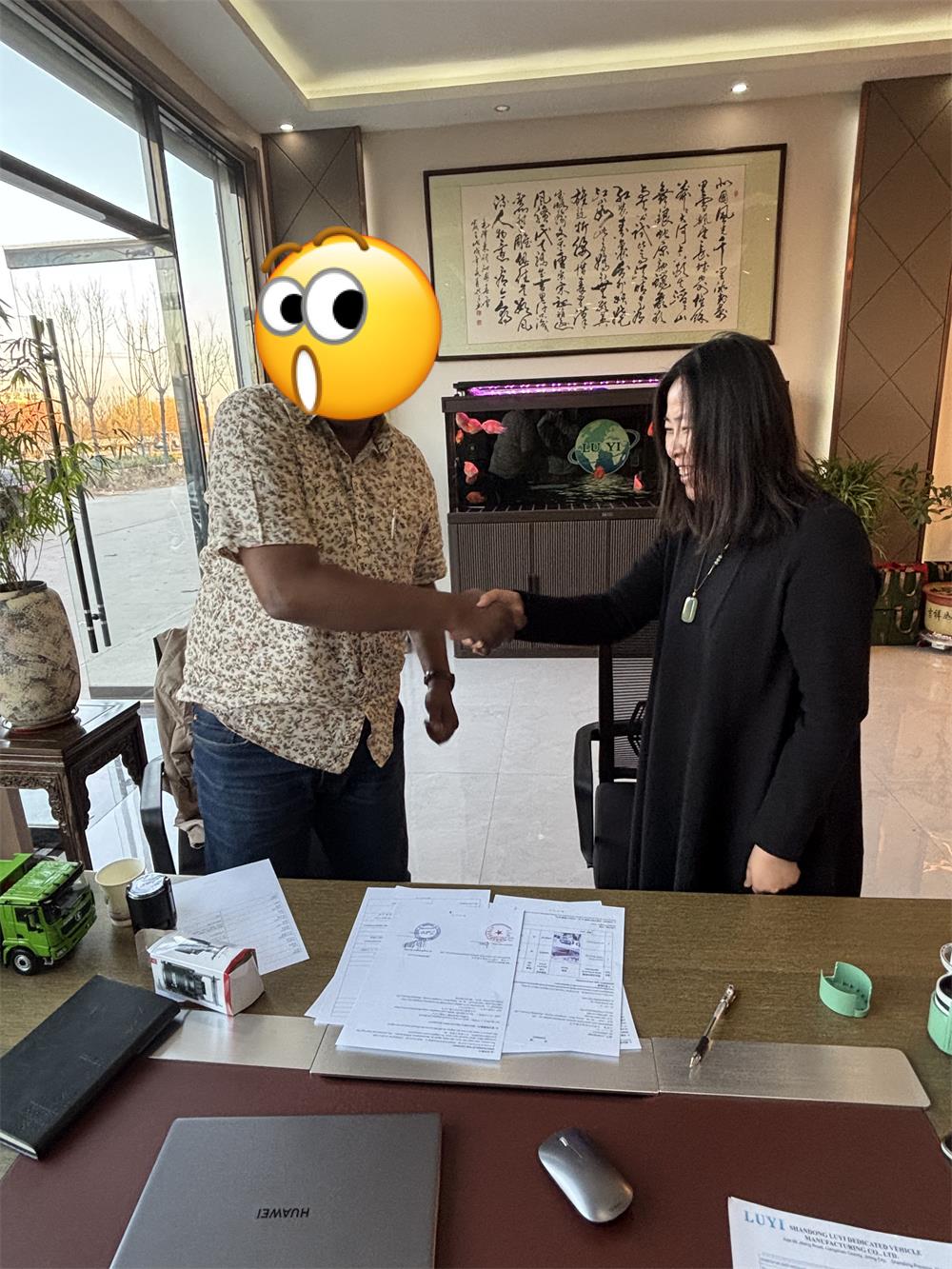 Jak saudyjska firma zajmująca się transportem ciężkim wybrała Luyi Auto do zakupu 3 niestandardowych naczep typu Lowboy po wizycie w fabryce