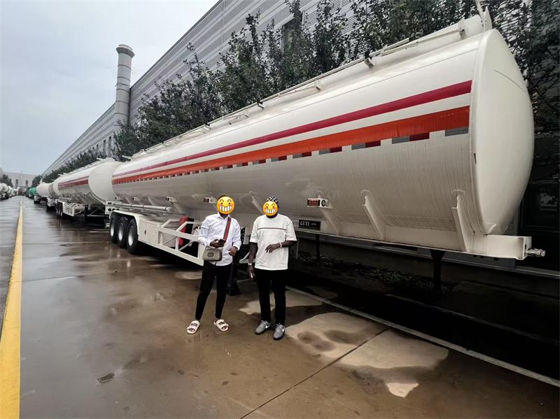 Jak LUYI pomogło klientowi zajmującemu się logistyką paliw w Mozambiku poprawić bezpieczeństwo dostaw regionalnych za pomocą 2 niestandardowych naczep cystern Jak LUYI pomogło klientowi zajmującemu się logistyką paliw w Mozambiku poprawić bezpieczeństwo dostaw regionalnych za pomocą 2 niestandardowych naczep cystern
