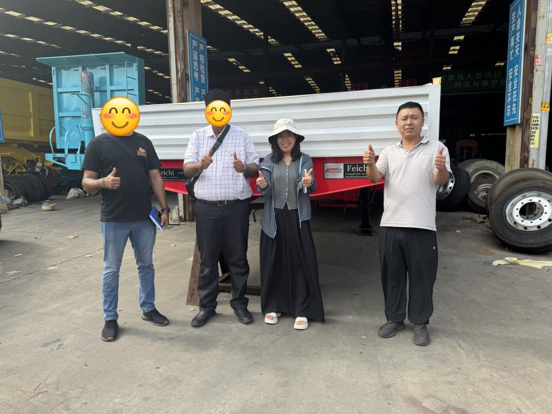 Klient z Kazachstanu Logistics odwiedza Luyi Auto i zamawia 3 niestandardowe 2-osiowe naczepy z bocznymi ścianami Klient z Kazachstanu Logistics odwiedza Luyi Auto i zamawia 3 niestandardowe 2-osiowe naczepy z bocznymi ścianami