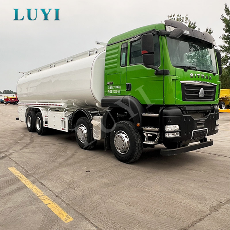 Sinotruk SITRAK 8×4 30000L Cysterna paliwowa ze stali węglowej