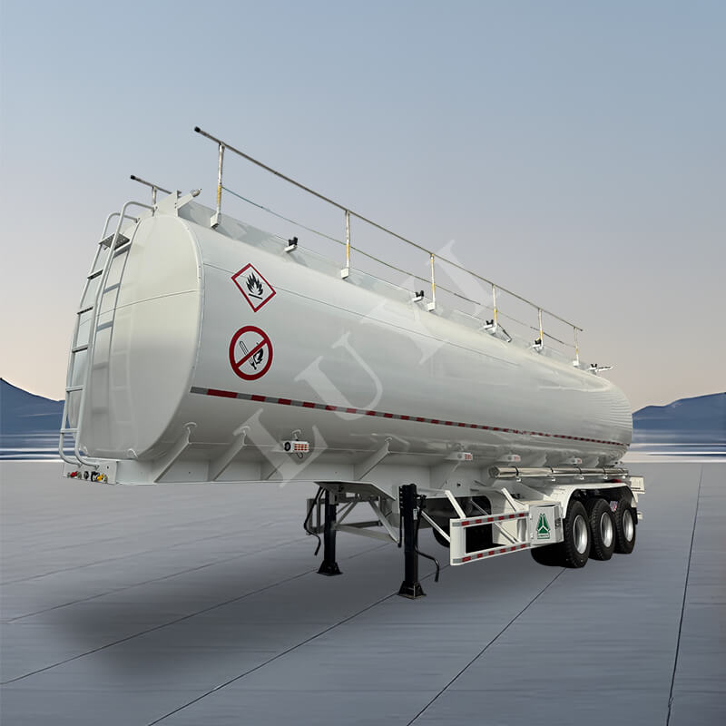 Trzyosiowa naczepa ze zbiornikiem oleju o pojemności 45/50 metrów sześciennych Trzyosiowa naczepa ze zbiornikiem oleju o pojemności 45/50 metrów sześciennych